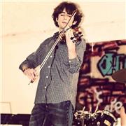 Studente universitario impartisce lezioni in materie umanistiche